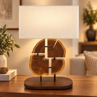 Χειροποίητο επιτραπέζιο φωτιστικό Timber Art με βάση από τέσσερα τμήματα φυσικού κορμού, μαύρα μεταλλικά στηρίγματα και μπεζ αμπαζούρ