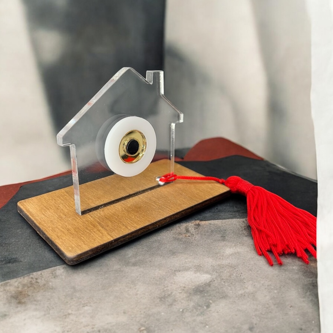 Μικρό Γούρι Σπιτάκι από Plexiglass με Μάτι & Φούντα - Image 2