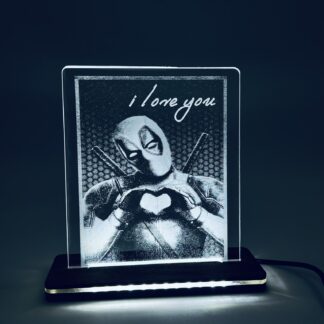 Deadpool I Love You – Φωτιστικό LED με Χάραξη σε Πλεξιγκλάς