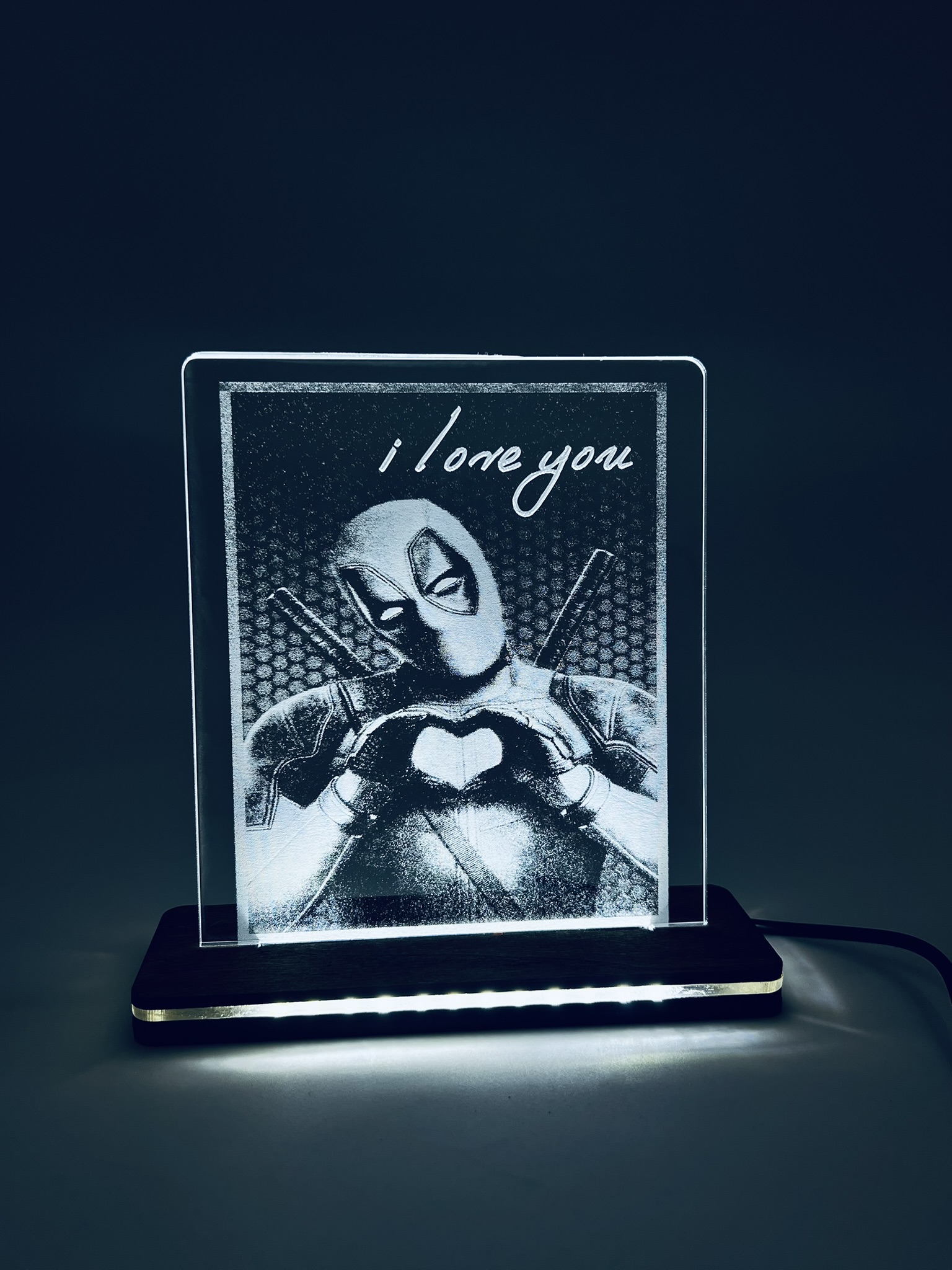 Deadpool I Love You – Φωτιστικό LED με Χάραξη σε Πλεξιγκλάς