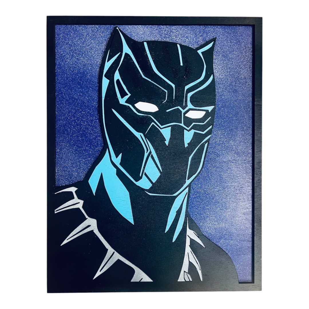 Ξύλινο κάδρο Black Panther Blue Portrait με χειροποίητη βαφή, μαύρη μάσκα, γαλάζιες λεπτομέρειες και μπλε μωβ φόντο.