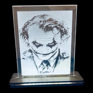Φωτιζόμενο Plexiglass Joker με ασπρόμαυρο πορτρέτο, ξύλινη βάση LED 5V USB και διάφανο Plexiglass