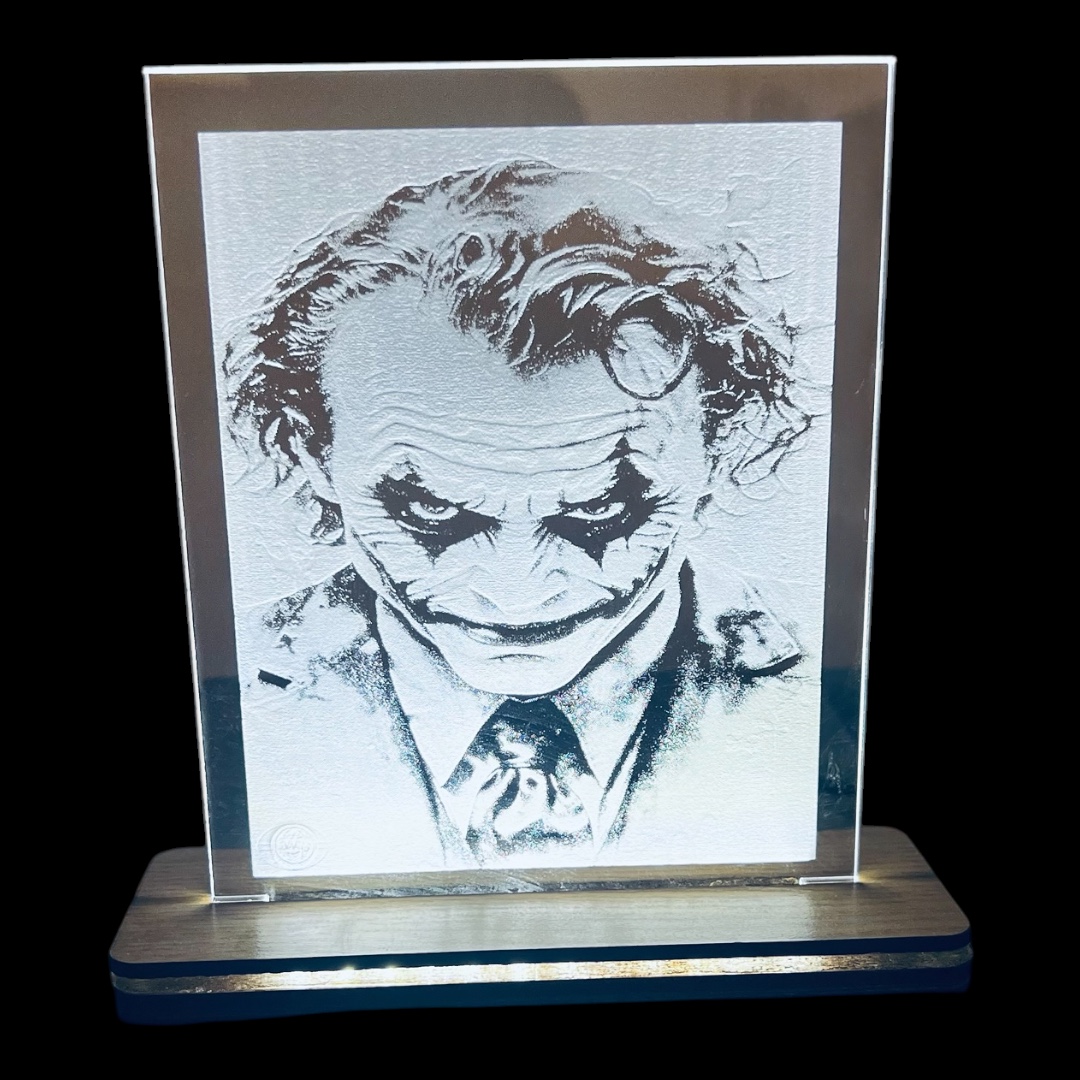 Φωτιζόμενο Plexiglass Joker με ασπρόμαυρο πορτρέτο, ξύλινη βάση LED 5V USB και διάφανο Plexiglass